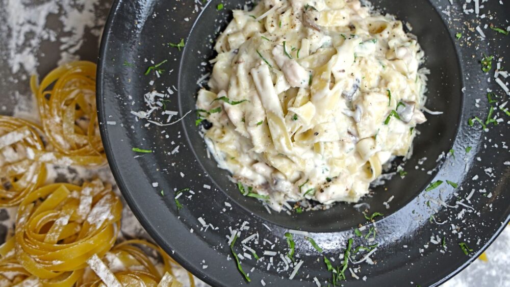 Chicken Alfredo (Creamy Parmesan Sauce in 35 Minutes)