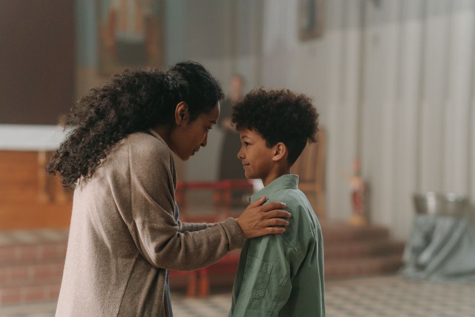 A mother speaks softly and sincerely to her son, illustrating how children remember the tone of words more than the words themselves.